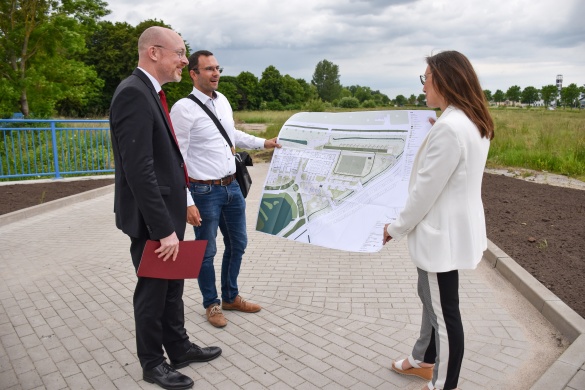 Bausenatorin Jeannette von Busse und Thomas Böhme vom Immobilienverwaltungsamt präsentieren Bauminister Christian Pegel den Plan für das neue Schulzentrum