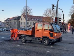 Mitarbeiter des städtischen Bauhofs stopfen Frostlöcher auf dem Platz der Freiheit, Foto Pressestelle © Pressestelle Der Kreuzungsbereich an der Europakreuzung in Richtung Hansering wird saniert