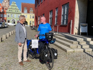 Oliver Trelenberg trifft Greifswalds Oberbürgermeister Dr. Stefan Fassbinder (19.7.2024) (4) © Pressestelle Oliver Treleberg, genannt "Oli", trifft Greifswalds Oberbürgermeister Dr. Stefan Fassbinder vor dem Rathaus