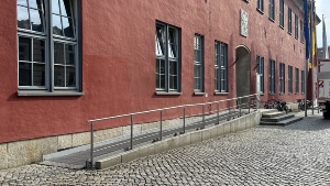 Rollstuhlrampe Rathaus (c) Pressestelle UHGW © Pressestelle UHGW Rollstuhlrampe am Rathaus