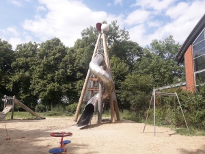 Rutschenturm auf Spielplatz in den Credneranlagen, Foto Claudia Kowalzyck (3) © Claudia Kowalzyck Rutschenturm auf dem Spielplatz in den Credneranlagen