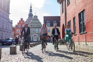Stadtradeln Stars Henry Völzke, Agnes Flöel und Sarah Stapel mit OB Stefan Fassbinder