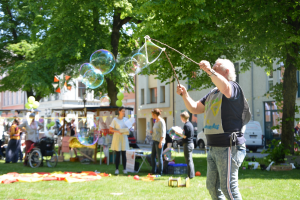 Tag der Nachbarn 2019 (c) Bürgerhafen - Kopie © Bürgerhafen Mann mit Seifenblasen auf dem Domvorplatz