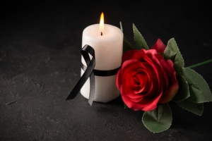 Trauer Kerze und rote Rose (c) Foto von mdjaff auf Freepik © mdjaff auf Freepik Trauer Kerze und rote Rose