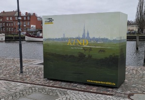 Wegeleitsystem1, Foto Jubiläumsbüro „Caspar David Friedrich 2024 Greifswald, Entwurf Studio Gourdin © Fotos Jubiläumsbüro Caspar David Friedrich, Design Studio Gourdin Infokasten am Museumshafen mit Hinweisen zum CDF-Jubiläum