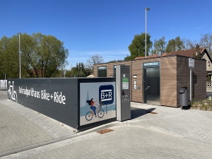 beschriftete Fahrradboxen am Parkplatz Klosterruine, Foto Pressestelle © Pressestelle Fahrradboxen am Parkplatz Klosterruine