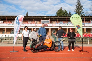 Das Projektteam von Greifswald bewegt mit Unterstützerinnen im Volksstadion 