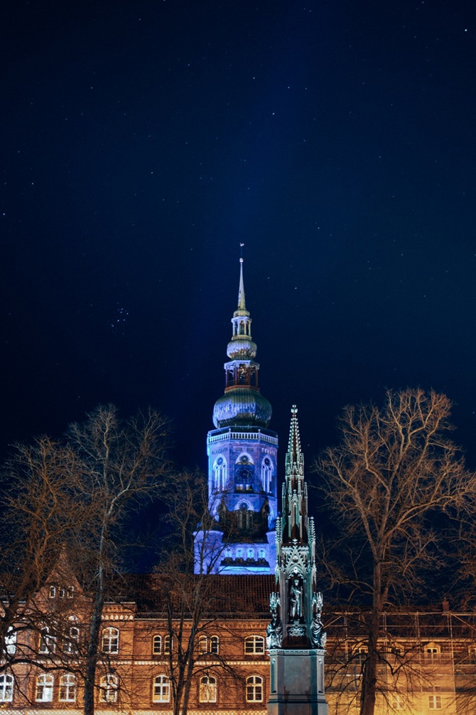 Blau beleuchteter Dom St. Nikolai