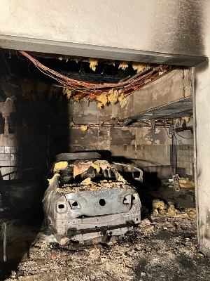 Einsatz der Greifswalder Feuerwehr in der Mittelstraße, Foto Feuerwehr Greifswald (5) © Feuerwehr Greifswald Ausgebranntes Auto nach Garagenbrand in Greifswalder Mittelstraße