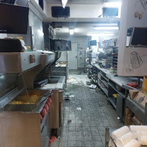 Blick in die Küche mit den verbrannten Fritteusen 