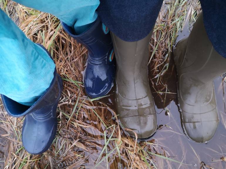 kleine und groe Gummistiefel im Moor Foto Annie Wojatschke