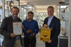 Projektleiter Prof. Dr. Gerald Kerth, Greifswalds Oberbürgermeister Dr. Stefan Fassbinder mit Fledermauskasten und Projektkoordinator Marcus Fritze, Foto Pressestell (6) © Pressestelle Auszeichnung Fledermausprojekt durch OB für UN Dekade