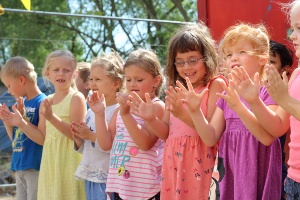 Richtfest für Ersatzneubau Kita Zwergenland, Foto Pressestelle (2) © Pressestelle Kinder freuen sich bei Richtfest über Ersatzneubau Kita Zwergenland