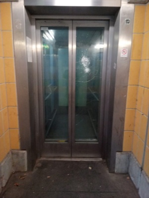 Schachttür unten rechts. © Tiefbau- und Grünflächenamt beschädigte Schachttür