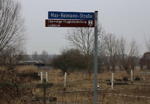 Schild 1 Flugplatzsiedlung © Heino Förste Eines von 3 Hinweisschildern Ehemalige Flugplatzsiedlung Ladebow