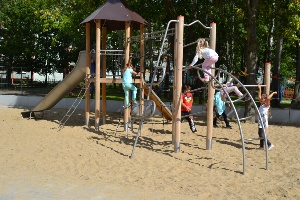 Schulhof Weinertschule, Pressestelle, 2014, DSC_0020 © Pressestelle Spielplatz auf dem Schulhof der Weinert-Schule