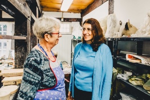 StSpiritus_Efi_Proikou_und_Frau_Musolff_im_Gespraech(WallyPruss)-5 © Wally Pruss Bild