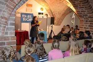 Tina Kemnitz bei der Abschlussparty der Ferienleselust 2017, Foto Pressestelle (1) © Pressestelle Tina Kemnitz stellt bei der Abschlussparty der Ferienleselust 2017 Bücher vor.