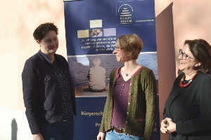 Übergabe Fördermitelbescheid v.l.n.r. Nadine Hoffmann, Dr. Anja Eberts, Dr. Monika Meyer-Klette © Pressestelle Bieder Übergabe des Fördermittelbescheides im Bürgerhafen v.l.n.r. Nadine Hoffmann, Dr. Anja Eberts, Dr. Monika Meyer-Klette