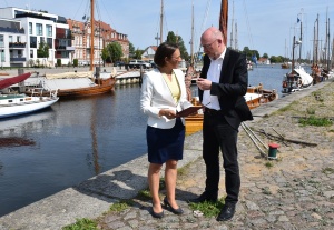 Übergabe Fördermittelbescheid für Uferbefestigung entlang des Hanserings, Foto Pressestelle (1) - Kopie © Pressestelle Übergabe Fördermittelbescheid für Uferbefestigung entlang des Hansering durch Minister Pegel an Bausenatorin Jeannette von Busse