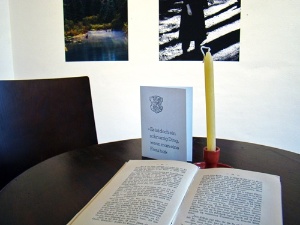 Vorlesetag CDF-Zentrum, Foto CDF-Zentrum © CDF-Zentrum Sessel und Tisch mit Büchern für Bundesweiten Vorlesetag