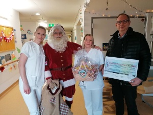 Weihnachtsmann überreicht Sach und Geldspenden Bild
