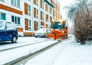 Winterdienst2018(WallyPruss)_ganzes_Bild2 © Wally Pruß Winterdienstfahrzeug räumt Straße in Greifswald frei