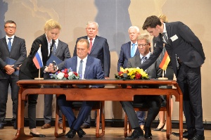 Wyborgs Bürgermeister Gennadi Orlow und Greifswalds Oberbürgermeister Dr. Stefan Fassbinder unterzeichnen die Vereinbarung, Foto Sylvia Schönfeld © Dr. Sylvia Schönfeld Wyborgs und Greifswalds Oberbürgermeister unterzeichnen Kooperation in Berlin