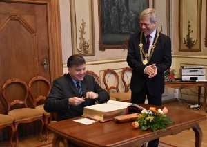 argentinischer Botschafter in Greifswald, Foto Presesstelle (1.3.2019) (23) © Pressestelle Der argentinische Botschafter trägt sich ins Goldene Buch ein