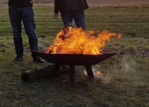 brennende Feuerschale, Foto Uwe Gildhorn © Uwe Gildhorn brennende Feuerschale