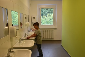 farbenfrohe und moderne Bäder im Hort Kunterbunt (3), Foto Pressestelle © Pressestelle farbenfrohe und moderne Bäder im Hort Kunterbunt