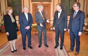 v.l.n.r. Daniela Schadt, Dr. Joachim Gauck, Dr. Stefan Fassbinder, Dr. Mart Laanemäe, Prof. Marko Pantermöller, Foto Pressestelle © Pressestelle Eintrag ins Goldene Buch zum Nordischen Klang v.l.n.r. Daniela Schadt, Dr. Joachim Gauck, Dr. Stefan Fassbinder, Dr. Mart Laanemäe, Prof. Marko Pantermöller