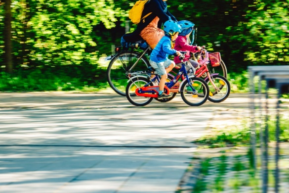 Fahrradfahrende Familie