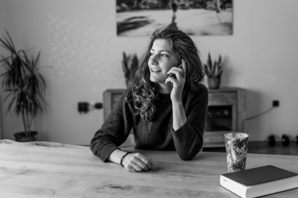 Frau beim Telefonieren