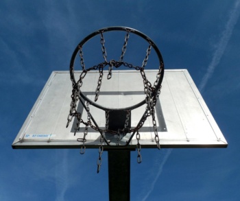 Basketballkorb vor blauem Himmel
