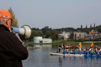 Trainer mit Megaphon beim Drachenboot 