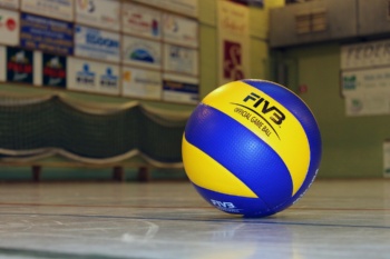 Volleyball in einer Halle